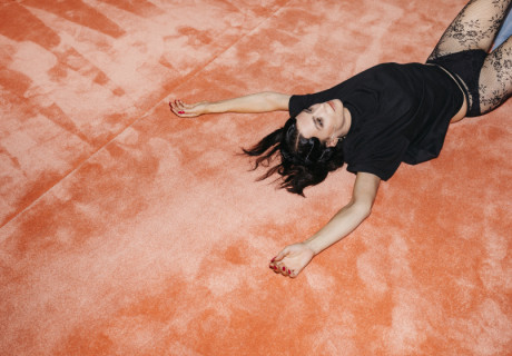 In Memory of Doris Bither – Schaubühne Berlin – Yana Thönnes erzählt mit Mystery-Elementen vom Grauen einer Vergewaltigung