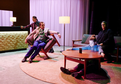 Doughnuts – Thalia Theater Hamburg – Die Menschen in Toshiki Okadas poetischer Bühnenfantasie stecken in einem Hotel fest, während draußen die Welt im Chaos versinkt