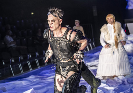 Drache – Neues Theater Halle – Mareike Mikat wiederentdeckt Jewgeni Schwarz‘ politische Parabel