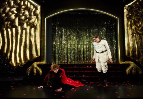 Draußen vor der Tür – Schauspiel Stuttgart – Sapir Heller lässt die Protagonisten von Wolfgang Borcherts Kriegsheimkehrer-Stück durchs Stahlbad einer Revue gehen