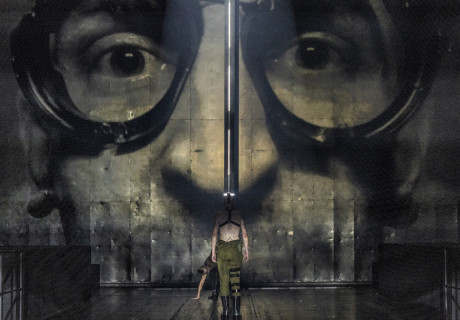 Draußen vor der Tür – Düsseldorfer Schauspielhaus – Adrian Figueroa inszeniert Wolfgang Borcherts Kriegsheimkehrer-Drama als erschütternde Traumatisierung