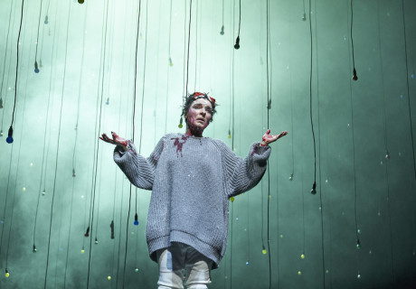 Draußen vor der Tür – Berliner Ensemble – Michael Thalheimer zeigt Wolfgang Borcherts Stationendrama als apokalyptischen Figurenreigen