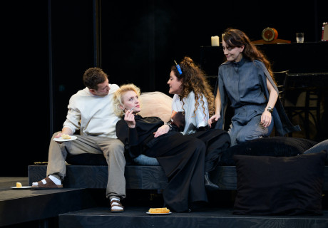 Drei Schwestern – Nationaltheater Weimar – Adewale Teodros Adebisi inszeniert Tschechows Klassiker im Oligarchen-Setting