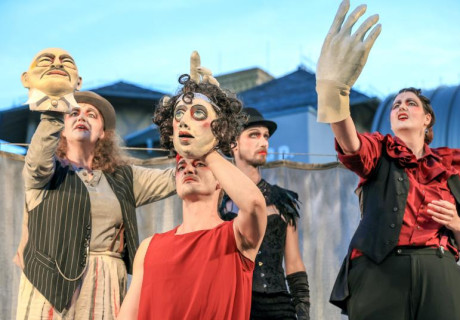 Die Dreigroschenoper – Puppentheater Magdeburg – Alvaro Schoeck inszeniert den Brecht-Weill-Gassenhauer als Open-Air-Figurentheaterspektakel
