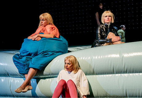 Drei Schwestern – Pınar Karabulut inszeniert Tschechow im Comic-Look am Schauspiel Köln