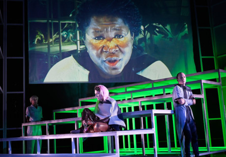 Eigentum – Schauspiel Köln – Marie Bues findet in der Urinszenierung von Thomas Köcks neuem Stück über Besitzverhältnisse und andere Gegenwartsfragen kein Ende