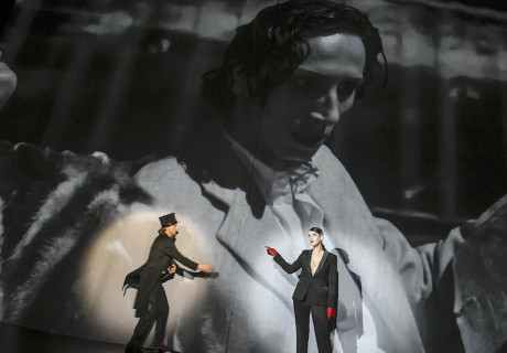 Ein Mann will nach oben – Staatsschauspiel Dresden – Sebastian Klink bringt Falladas Roman mit viel Video auf die Bühne