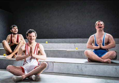 Ein Sportstück – RambaZamba Theater Berlin – Individualismus gegen Chor in einer kollektiven Jelinek-Inszenierung