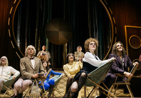 Eine Minute der Menschheit – Deutsches Theater Berlin – Anita Vulesica verwandelt Stanisław Lems fiktive Buchrezension in eine musikalische Humoreske