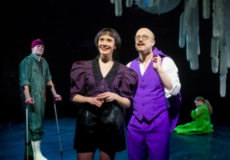 Einsame Menschen – Berliner Ensemble – Felicia Zeller überschreibt Gerhart Hauptmanns Doktorandendrama und Bettina Bruinier inszeniert den abendfüllenden Sketch