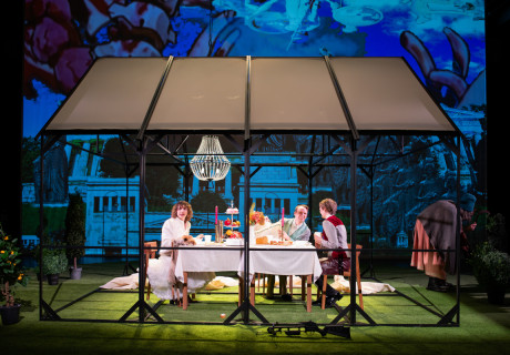 Elektra. 750 PS Vergangenheitsüberwältigung – Münchner Volkstheater – Lorenz Nolting knöpft sich mit Stoff aus der Orestie die Milliardenerbin Susanne Klatten und die Quandt-Familie vor