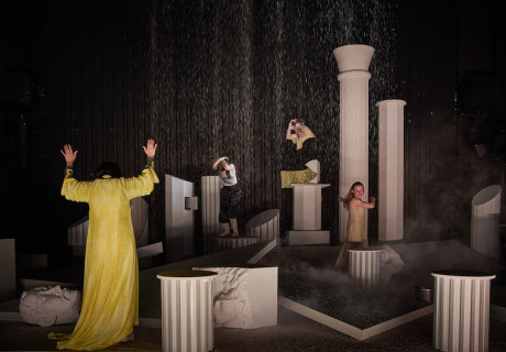 Elektra, wir müssen reden – Staatstheater Braunschweig – Rebekka David inszeniert eine therapeutische Familienaufstellung frei nach Hugo von Hofmannsthal