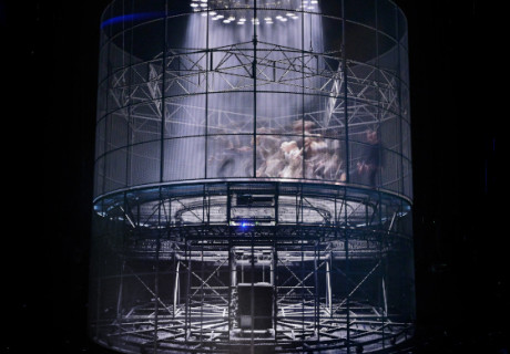 Elektra – Ulrich Rasche inszeniert Hofmannthals psychoanalytische Deutung des Mythos am Residenztheater München als gigantische Verstandes-Maschine 