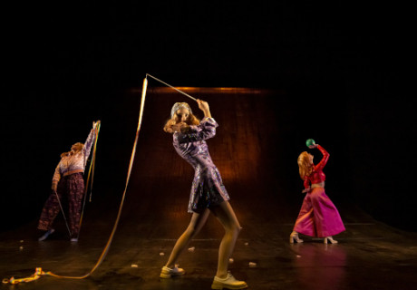 Der Sprung vom Elfenbeinturm – Münchner Kammerspiele – Pınar Karabulut inszeniert Texte von Gisela Elsner als eskapistische Revue