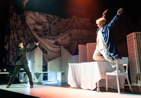 Empusion – Lausitz-Festival – Antú Romero Nunes und das Theater Basel erzählen einen Sanatoriums-Krimi aus der Feder der polnischen Nobelpreisträgerin Olga Tokarczuk