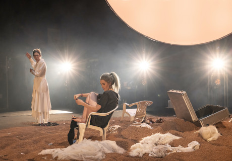 Endstation Sehnsucht – Anhaltisches Theater Dessau – Mizgin Bilmen inszeniert Tennessee Williams Drama als fragile Seelenstudie