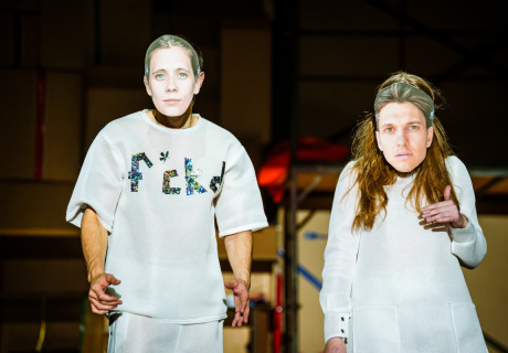 Entrückt – Staatstheater Wiesbaden – Jan Bosse inszeniert Lucy Kirkwoods Verwirrspiel über ein Verschwörungstheoretiker-Paar