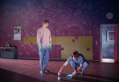 Er putzt – Staatstheater Wiesbaden – Marie Schleef verwandelt den Bachmann-Preis-gekrönten Text von Valeria Gordeev in ein wortfreies Bühnenereignis