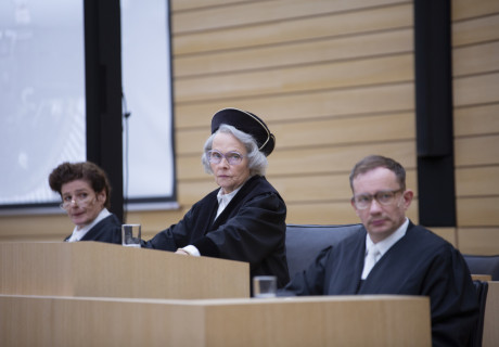 Die Ermittlung – Schauspiel Stuttgart – Burkhard C. Kosminski inszeniert Peter Weiss' Stück über den ersten Frankfurter Auschwitz-Prozess im Stuttgarter Landtag