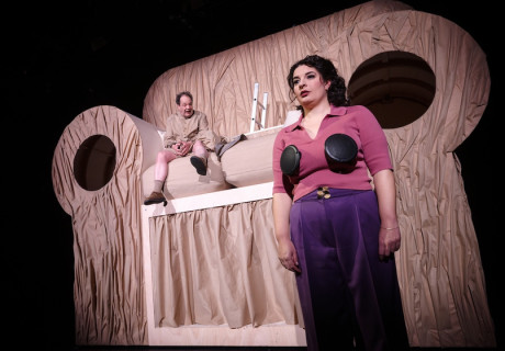 Es sagt, es liebt uns – Nationaltheater Mannheim – Dennis Duszczak bringt Emre Akals KI-Stück zur Uraufführung