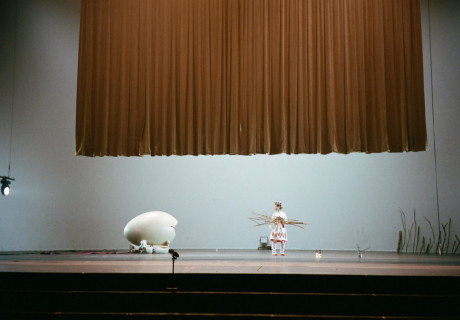 Death Drive – Volksbühne Berlin – Benjamin Abel Meirhaeghe inszeniert eine seltsame Schöpfungsgeschichte