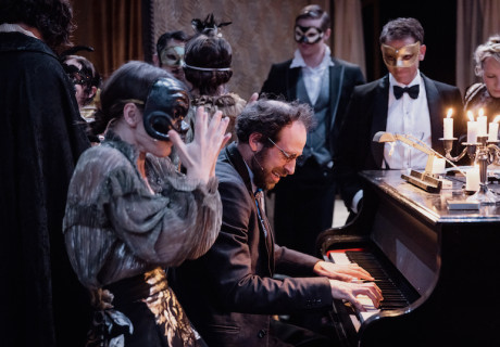 Extinction – Wiener Festwochen – Julien Gosselin lässt mit Thomas Bernhard und einem deutsch-französischen Schauspieler-Ensemble die Welt untergehen 