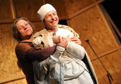 Extrem laut und unglaublich nah – Mirko Schombert bringt Jonathan Safran Foers Roman über New York nach dem 11. September 2001 auf die Burghofbühne Dinslaken