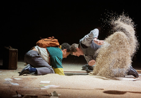 Extrem laut und unglaublich nah – Theater Bielefeld – Cilli Drexel übersetzt Jonathan Safran Foer Romans in episches Theater