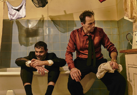 Fabian oder Der Gang vor die Hunde – Berliner Ensemble – Frank Castorf erzählt mit Erich Kästners Romanstoff von 1931 im Breitwandformat vom Verfall des Männer-Egos