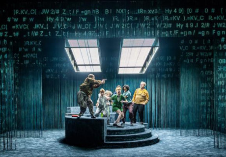 Der Fall McNeal – Düsseldorfer Schauspielhaus – Philipp Rosendahl versetzt Ayad Akhtars well made KI-Play in einen aufregenden virtuellen Raum 