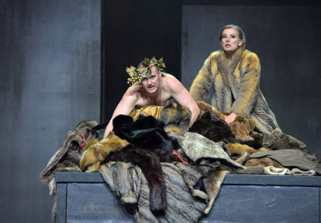 Der Fall der Götter – Jan Neumann hangelt sich am Grillotheater Essen bieder an Luchino Viscontis Film entlang und verpasst damit eine Chance