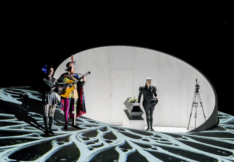 Die Familie Schroffenstein – Staatsschauspiel Dresden – Tom Kühnel setzt Kleists Figuren auf die schiefe Ebene