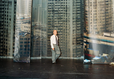 Fantômas – Volksbühne Berlin – René Pollesch begibt sich mit dem titelgebenden Genie und Verkleidungskünstler auf ungewohnte Pfade 