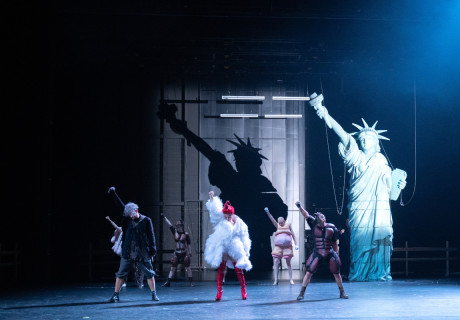 Farm der Tiere – Schauspiel Stuttgart – Oliver Frljić nimmt sich mit Verve des berühmten Stoffs von George Orwell an