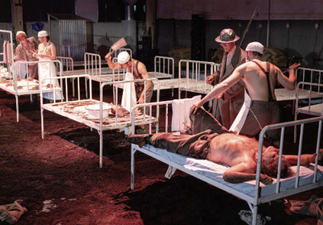 Der Untergang des Egoisten Johann Fatzer – Schauspiel Köln – Oliver Frilijć zeigt mit Bertolt Brechts Fragment Kriegskannibalismus gestern und heute