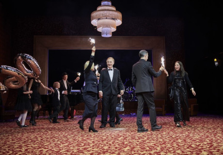 Das Fest – Hans Otto Theater Potsdam – Bettina Jahnke verlegt den berühmten Dogma-Stoff von Thomas Vinterberg ins Gruselkabinett