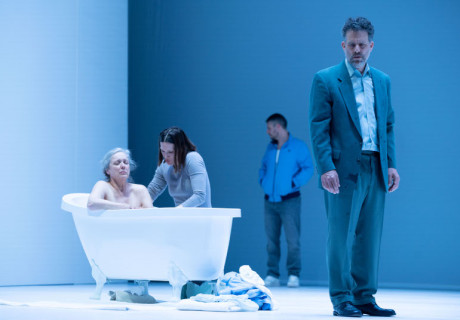  Das letzte Feuer – Schauspiel Hannover – Dea Lohers preisgekrönten Text inszeniert Anja Behrens als modellhaftes gesellschaftliches Schuldpanorama