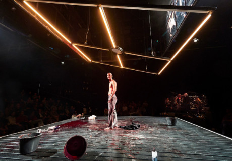 Fight Club – Schauspielhaus Düsseldorf – Roger Vontobel holt Chuck Palahniuks Roman in Düsseldorf aus dem Schatten seiner coolen Verfilmung heraus