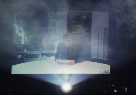 Die lächerliche Finsternis – Der scheidende Intendant Andreas von Studnitz inszeniert Wolfram Lotz‘ Expeditionstext als Achterbahnfahrt durch die Eingeweide des Theaters