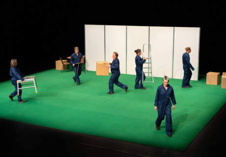 Under Bright Light – PACT Zollverein – Forced Entertainment blicken in einer clownesken Performance kühl auf den Trieb zur sinnentleert geschäftigen Anhäufung