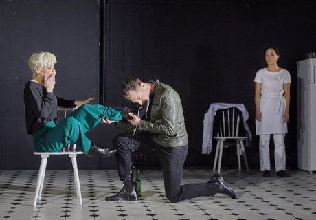 Fräulein Julie – Mainfranken Theater Würzburg – Hanna Müllers Strindberg-Inszenierung setzt auf psychologische Details