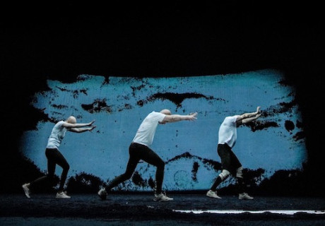 Frankenstein – Deutsches Theater Berlin – Jette Steckel findet im monströsen Stoff einen Dialog zwischen Realismus und Reflexion