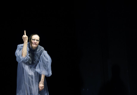 Frankenstein – Gorki Theater Berlin – Oliver Frljić inszeniert Mary Shelleys Roman als kurzes Gruselspektakel
