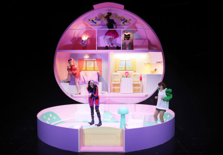 Franziska. Ein modernes Mysterium – Theater Bremen – Pınar Karabulut garniert Frank Wedekinds Teufelspaktgeschichte mit Goethe und Lady Gaga