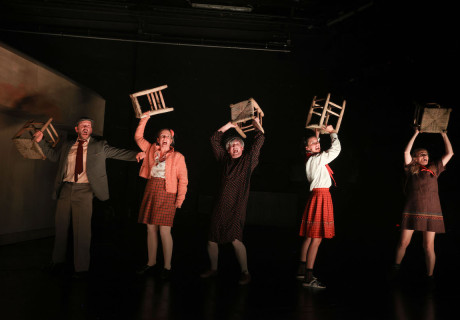 Frei – Theater Bremen – Armin Petras inszeniert die autobiografische Kindheits- und Transformationsgeschichte von Lea Ypi