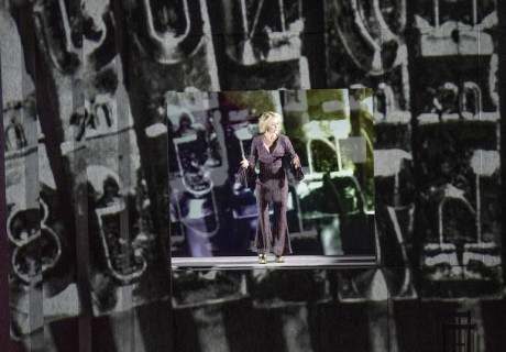 Fremder als der Mond – Berliner Ensemble – Oliver Reese inszeniert einen Brecht-Liederabend mit der großen Katharine Mehrling