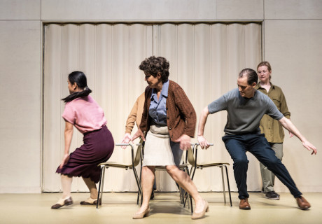 Früchte der Vernunft – Schauspielhaus Bochum – Saara Turunen zelebriert in ihrem wortkargen Stück weibliches Körperbewusstsein 