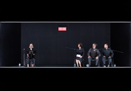 Furcht und Elend des Dritten Reiches – Badisches Staatstheater Karlsruhe – Timofej Kuljabin holt Brecht eindrücklich ins Heute