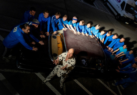 Große Gewinne Schwere Verluste – Deutsches Theater Berlin – Schorsch Kamerun stellt Deutschland eine musikalische Diagnose aus