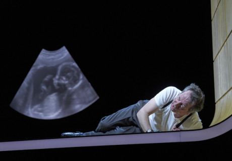 Mein Name sei Gantenbein – Berliner Ensemble – Oliver Reese setzt Max Frischs Romanstoff mit Matthias Brandt in Szene